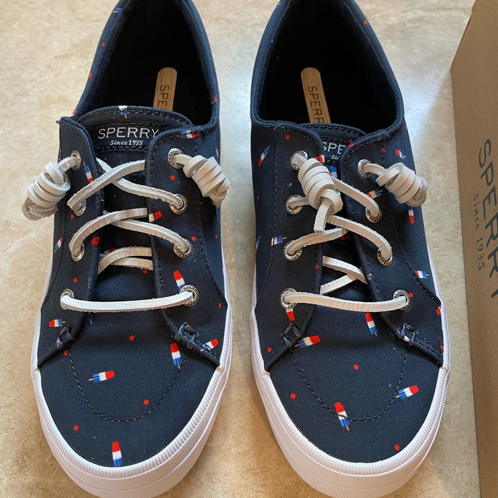 Sperry Crest Vibe Popsicle Navy Sneakers, size 7.5, NEW in box